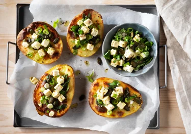 Ugnsbakad potatis med ostsallad