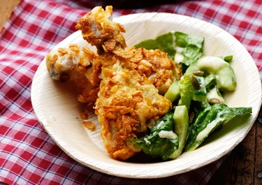 Cornflakespanerad kyckling med grönsallad