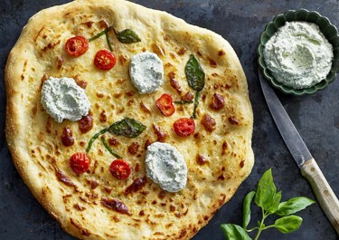 Pizza med basilika cottage cheese