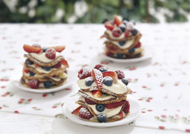 Plättbakelser med sommarbär