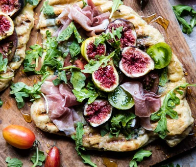 Grilled tomato, fig and prosciutto pizza