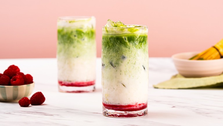 Raikas vadelma-matcha-latte