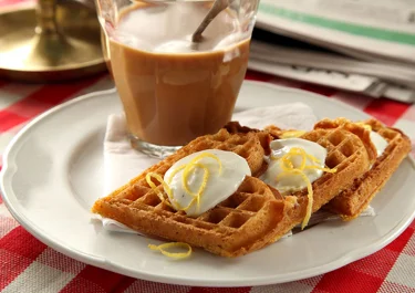 Morotsvåfflor med färskost