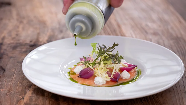 Røget laks med trøffelcreme, syltede løg & små salater