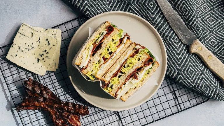 BLT sinihomejuustolla