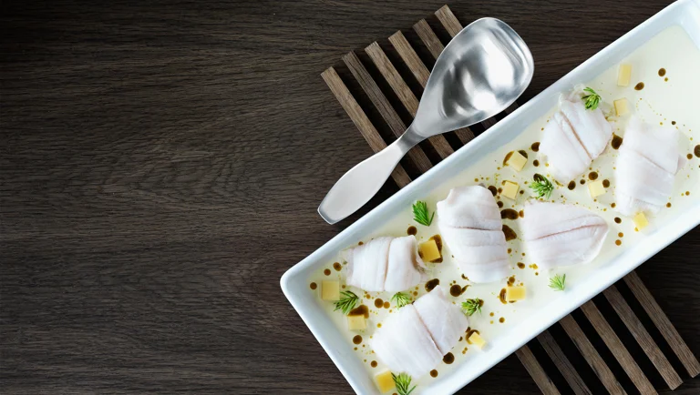 Mælkepocheret rødspætte med ost og gran