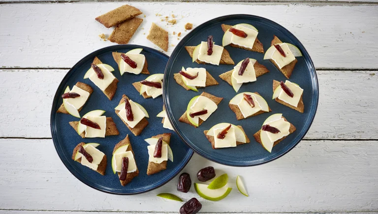 Ingefærkager med brie, dadler og pære