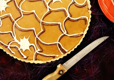 Fudgepaj med spindelnätstäcke