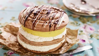 Chokladmarängtårta med mango- och passionspannacotta