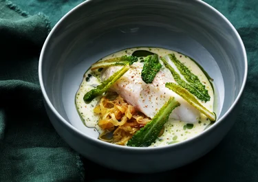 Bakad torskrygg med vitvinssås och gräslöksolja