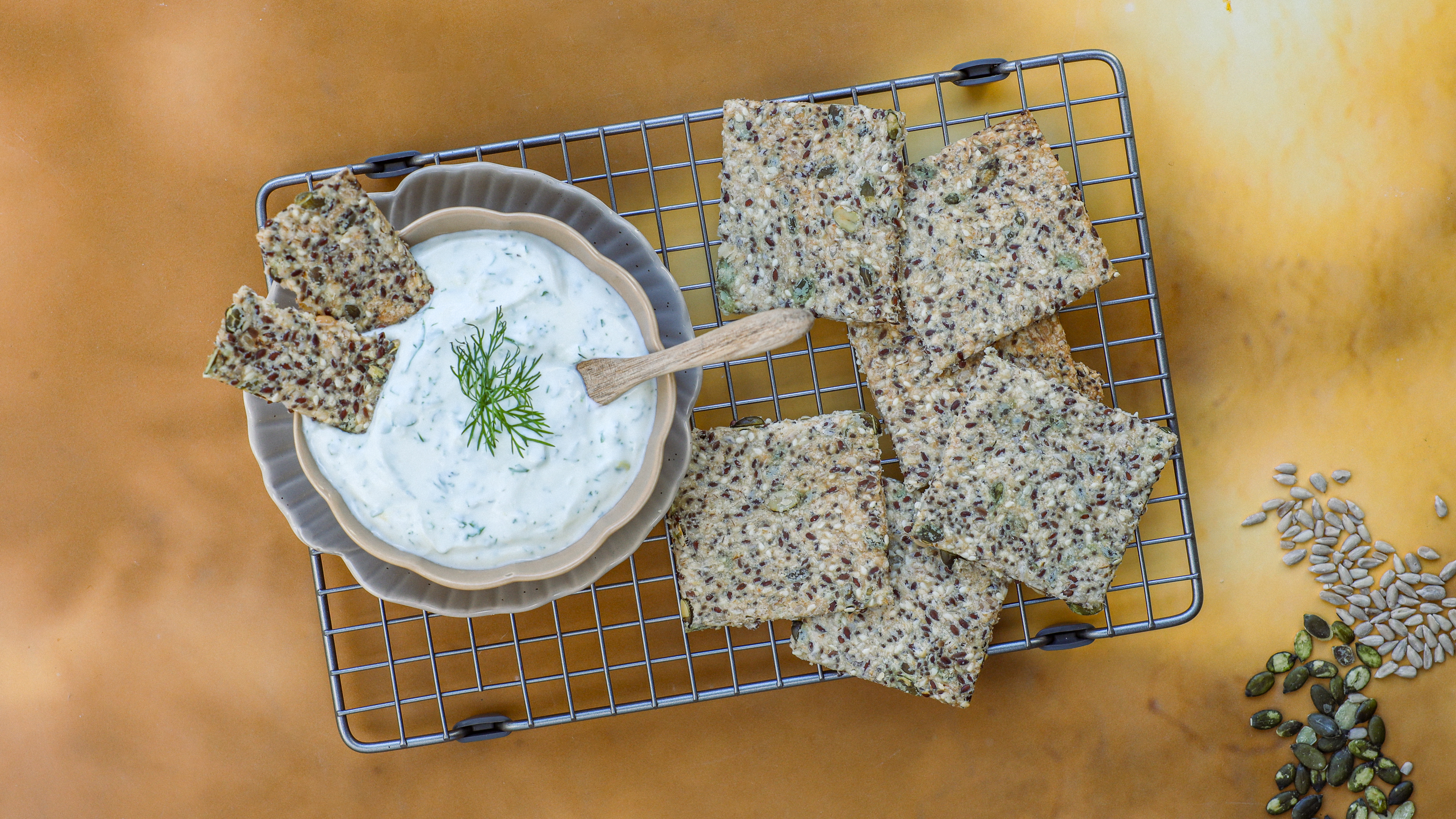 Knäckebrot mit Skyr-Dip