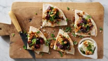 Getostquesadillas med rostade rödbetor och valnötter