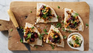 Getostquesadillas med rostade rödbetor och valnötter