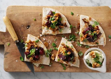 Getostquesadillas med rostade rödbetor och valnötter