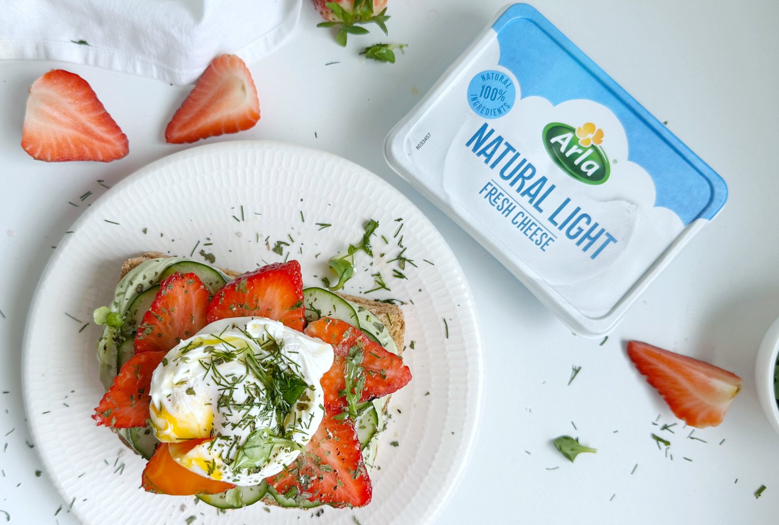 Tostada de semillas con Arla Cream cheese Light y té matcha