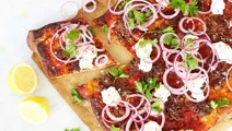 Turkisk pizza med lammfärs och syrad rödlök