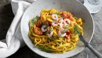 Pasta med saffran och räkor