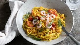 Pasta med saffran och räkor