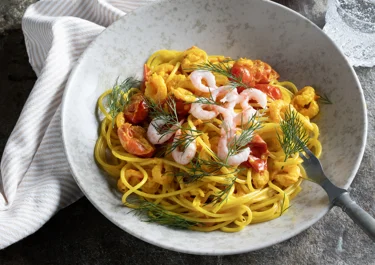 Pasta med saffran och räkor