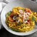 Pasta med saffran och räkor