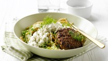 Spaghetti med grøntsager, bøffer og hytteost