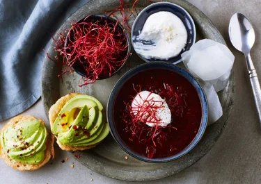 Rödbetssoppa med pepparrotskvarg, rödbetsskott och hyvlad kålrabbi