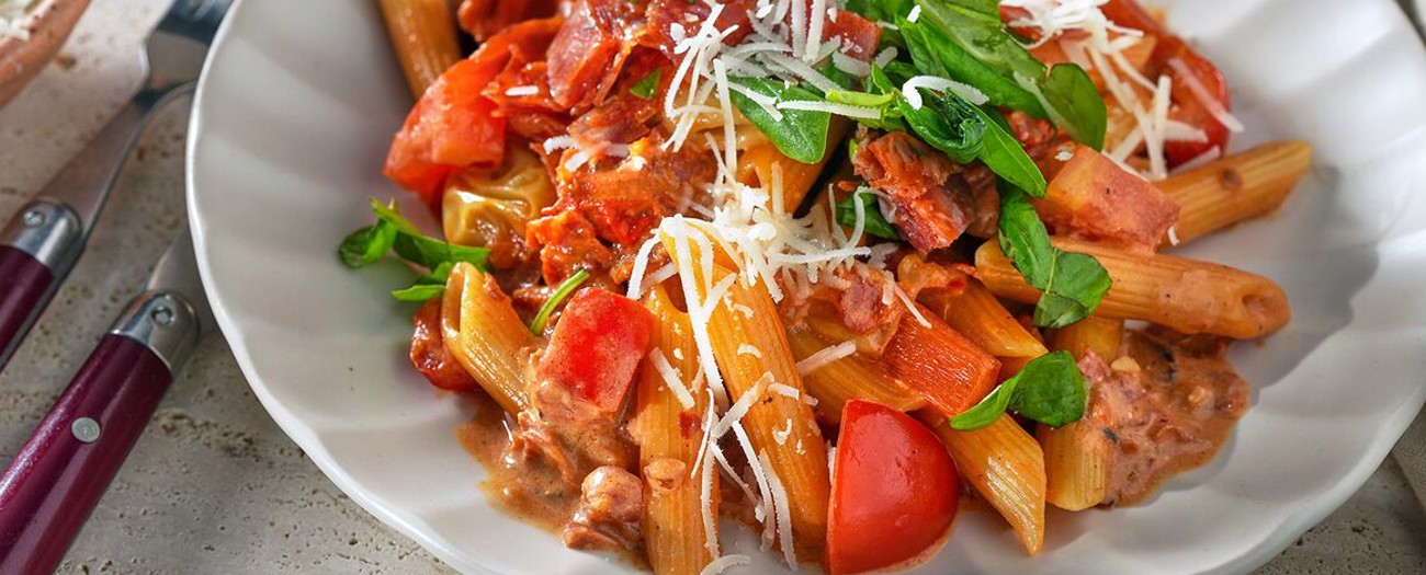 Krämig Salamipasta med Cheddar