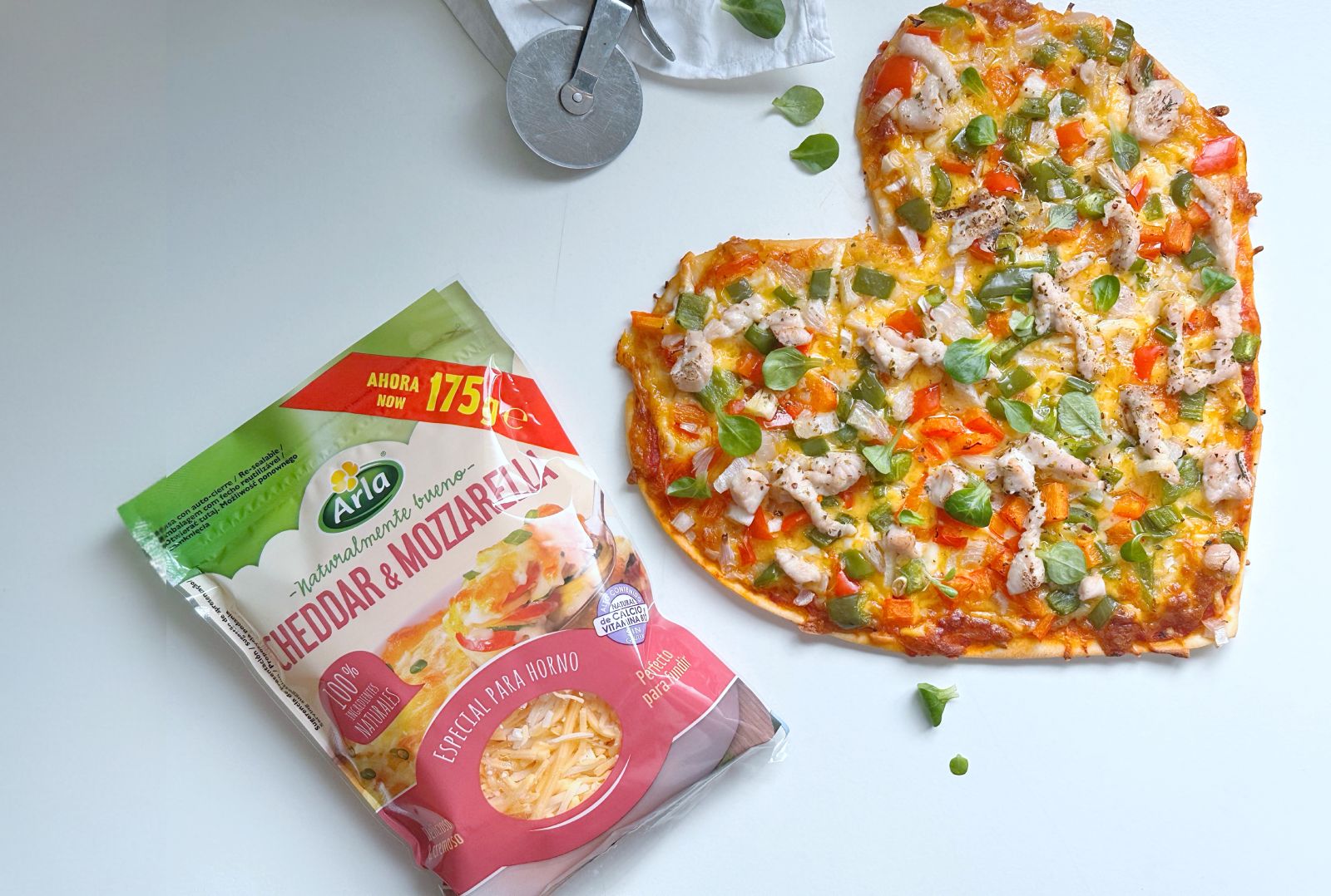 Pizza corazón con Arla Cheddar & mozzarella rallada