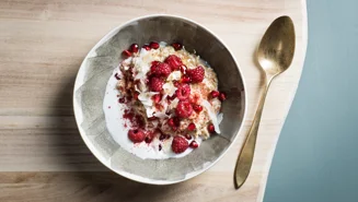 Havregrynsgröt med kokos och hallon