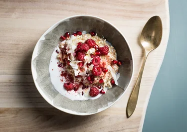 Havregrynsgröt med kokos och hallon
