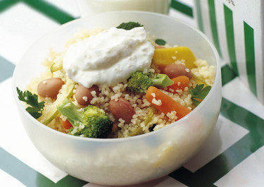 Ljummen couscous med grönsaker och ostcrème