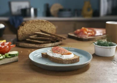 Cremiger Skyr mit Lachs auf Lava-Brot