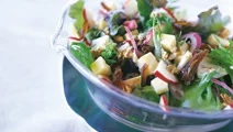 Sallad med ost och dadlar