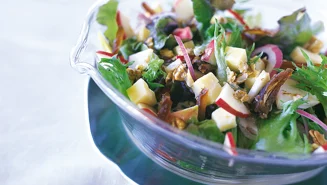 Sallad med ost och dadlar