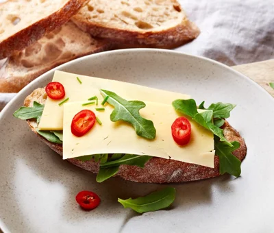 Castello® Cheddar, maalaisleipä ja chili