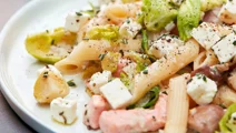 Pasta met zalm en champignons