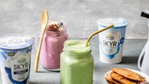 Zelfgemaakte smoothie met skyr, meloen en spinazie