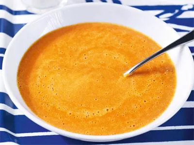 Mustig soppa med mycket tomatsmak. Linserna ger protein och reder soppan, sockret rundar av tomatsmaken.