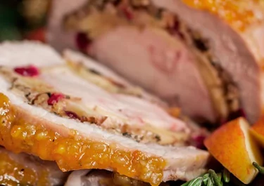 Redondo de pollo con salsa de naranjas y manzanas