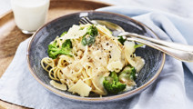 Pasta med parmesan, kyckling och broccoli