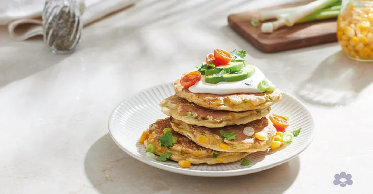 فطيرة الذرة الحلوة مع الجبنة والأفوكادو