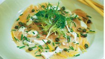 Lohicarpaccio ja piparjuuri-yrttirahka
