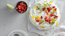 Enkel midsommarpavlova