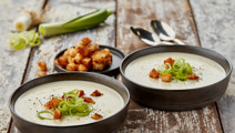 Ostesuppe og smørristede franskbrødstern