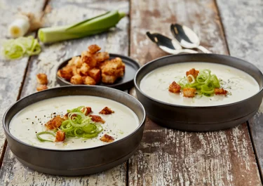 Cheese soup with croutons
