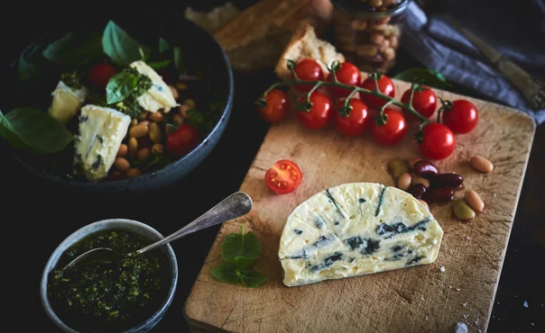 Bønnesalat med blåmuggost