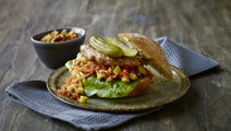 Sandwich med kyllingebøffer og gulerodssalsa