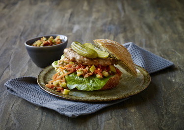 Sandwich med kyllingebøffer og gulerodssalsa