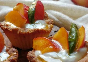 Lactosevrije mini taartjes met yoghurt en nectarine
