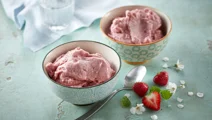 Yoghurtijs met aardbeien